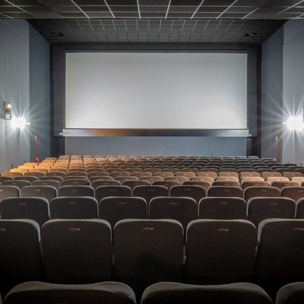 Dona il sangue, salva una vita e guarda un film